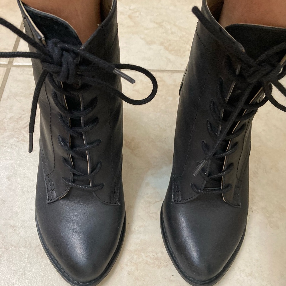 Mojo Moxy Versatile Black Lace-Up Boots with Timeless Design (genuine leather)
